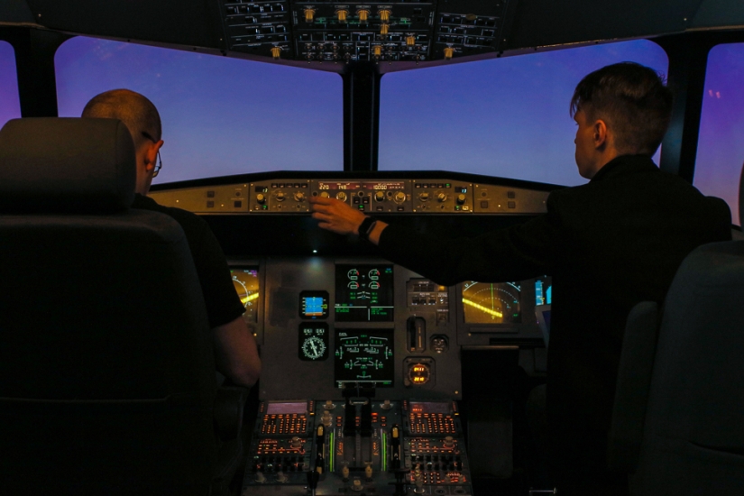 Todo está bien, estamos cayendo: a la gente común se le da el control de un avión de pasajeros Todo está bien, estamos cayendo: a la gente común se le da el control de un avión de pasajeros