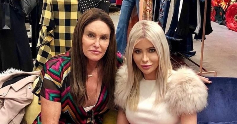 Todo está mezclado en la familia Kardashian: el padrastro anciano de Kim se casa con una joven rubia Todo está mezclado en la familia Kardashian: el padrastro anciano de Kim se casa con una joven rubia