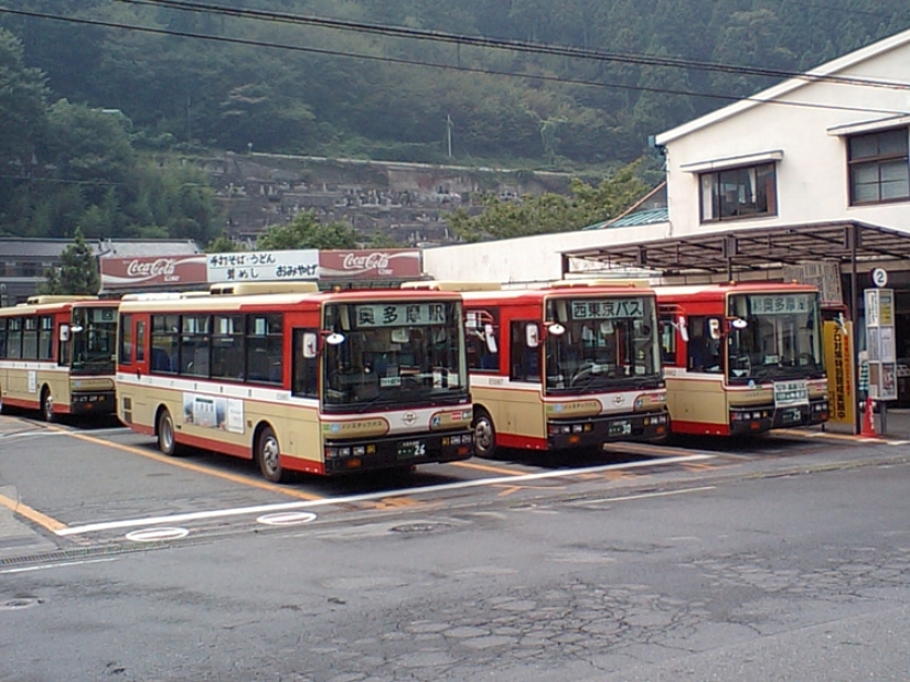 Tokyo "rescue bus" picks up drunk passengers who overslept their stop Tokyo "rescue bus" picks up drunk passengers who overslept their stop