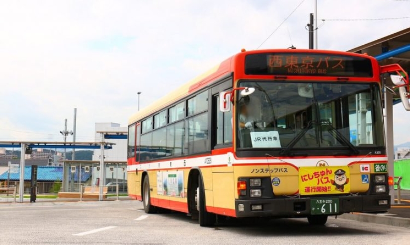 Tokyo "rescue bus" picks up drunk passengers who overslept their stop Tokyo "rescue bus" picks up drunk passengers who overslept their stop