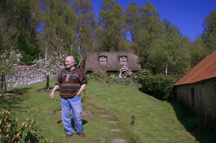 Tolkien fan built the Hobbit house with his own hands and has been living in it for 20 years