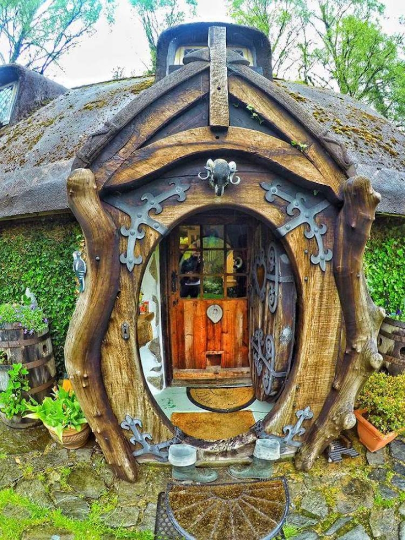 Tolkien fan construyó la casa del Hobbit con sus propias manos y ha estado viviendo en ella durante 20 años