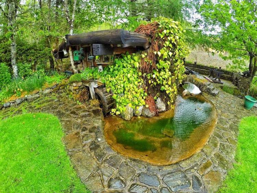 Tolkien fan construyó la casa del Hobbit con sus propias manos y ha estado viviendo en ella durante 20 años