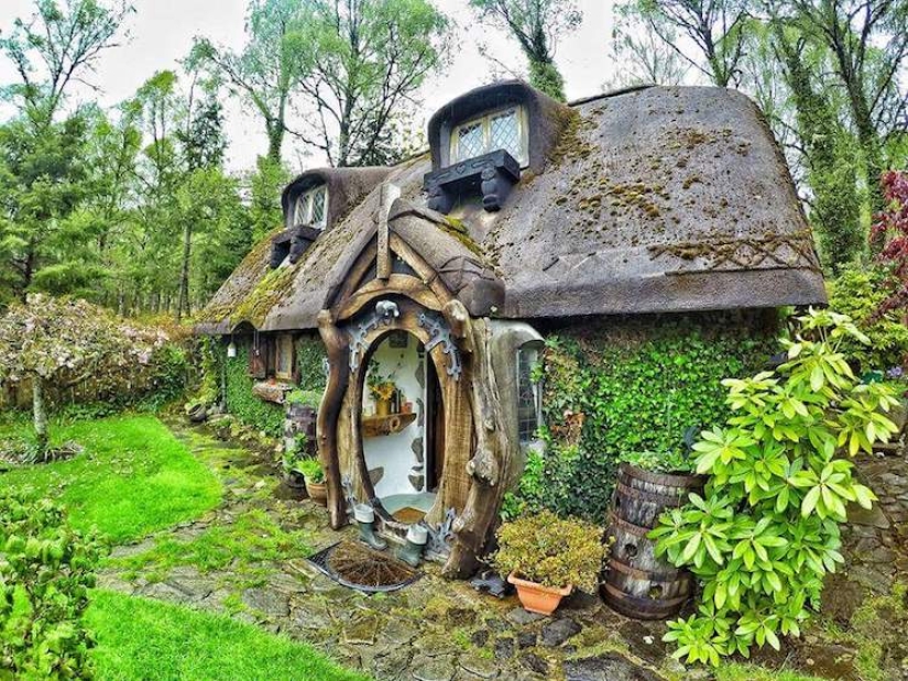 Tolkien fan construyó la casa del Hobbit con sus propias manos y ha estado viviendo en ella durante 20 años