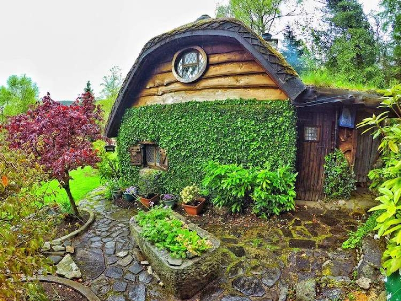 Tolkien fan construyó la casa del Hobbit con sus propias manos y ha estado viviendo en ella durante 20 años