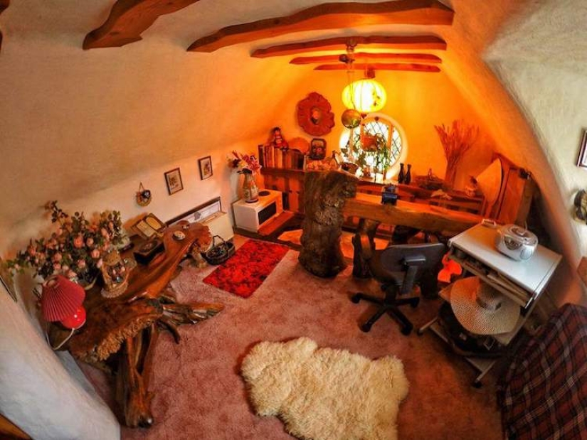 Tolkien fan construyó la casa del Hobbit con sus propias manos y ha estado viviendo en ella durante 20 años
