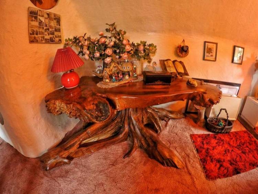 Tolkien fan construyó la casa del Hobbit con sus propias manos y ha estado viviendo en ella durante 20 años
