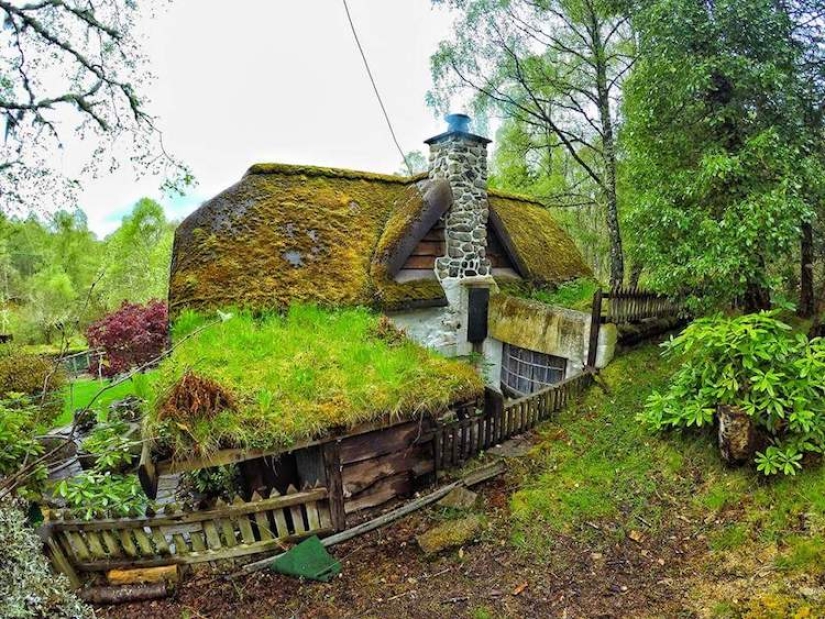 Tolkien fan construyó la casa del Hobbit con sus propias manos y ha estado viviendo en ella durante 20 años