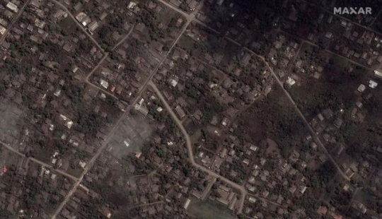 Tonga, golpeada por tsunami, cubierta de cenizas