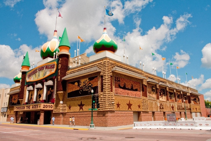 Top 20 Roadside Attractions in America