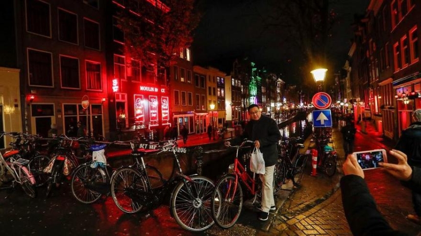 Tourists in the "red light district" will be obliged to behave decently Tourists in the "red light district" will be obliged to behave decently