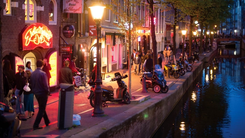 Tourists in the "red light district" will be obliged to behave decently Tourists in the "red light district" will be obliged to behave decently