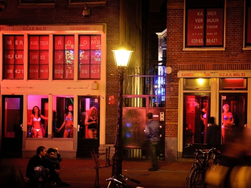Tourists in the "red light district" will be obliged to behave decently Tourists in the "red light district" will be obliged to behave decently