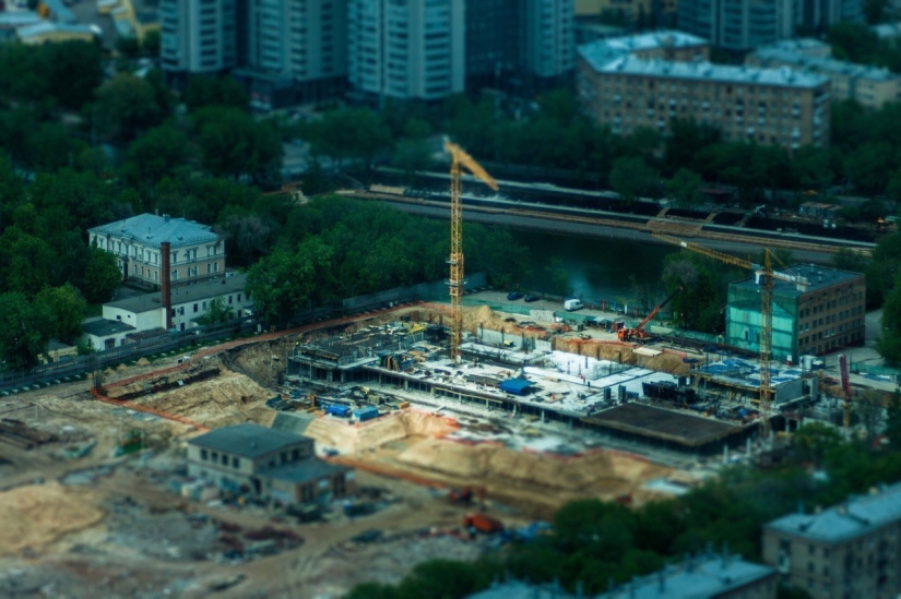 Toy Motherland: los paisajes urbanos de Rusia en la lente basculante