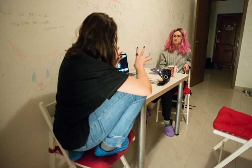 Trabajadoras sexuales virtuales: cómo funciona el negocio de las cámaras web en Rumania