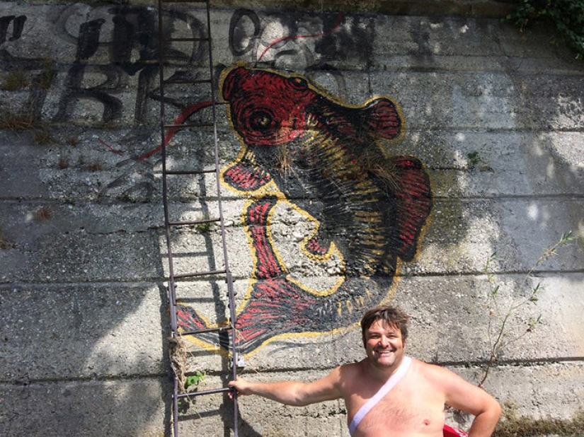 Traffic jams? What kind of traffic jams? A resident of Munich swims to work every morning