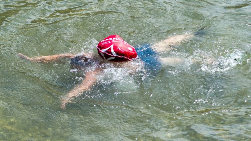 Traffic jams? What kind of traffic jams? A resident of Munich swims to work every morning