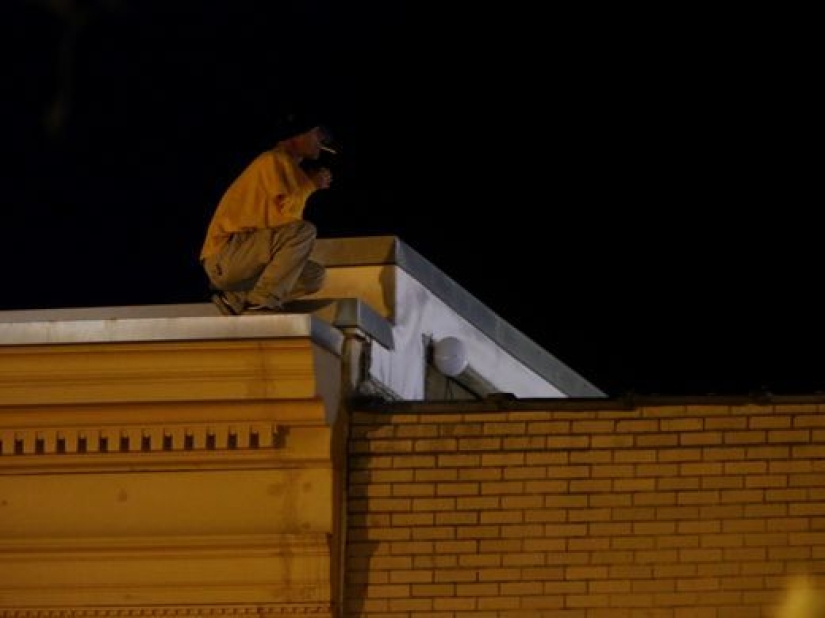 Transeúntes preocupados salvaron a un hombre del suicidio con canciones y carteles Transeúntes preocupados salvaron a un hombre del suicidio con canciones y carteles