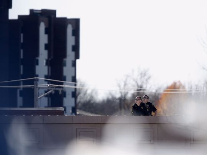 Transeúntes preocupados salvaron a un hombre del suicidio con canciones y carteles Transeúntes preocupados salvaron a un hombre del suicidio con canciones y carteles