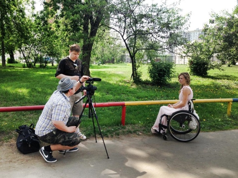 Trate de adivinar lo que está mal con esta chica