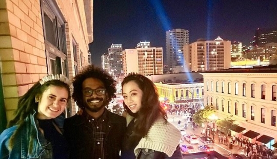 Tres en uno: la esposa persuadió a su esposo para que llevara a una amante a la familia