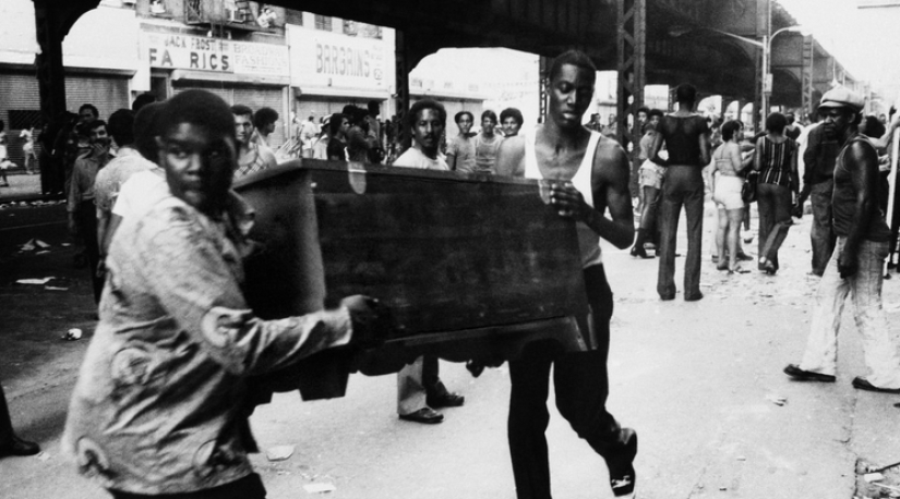 Trouble does not come alone: how hurricanes and other disasters bring with them waves of looting