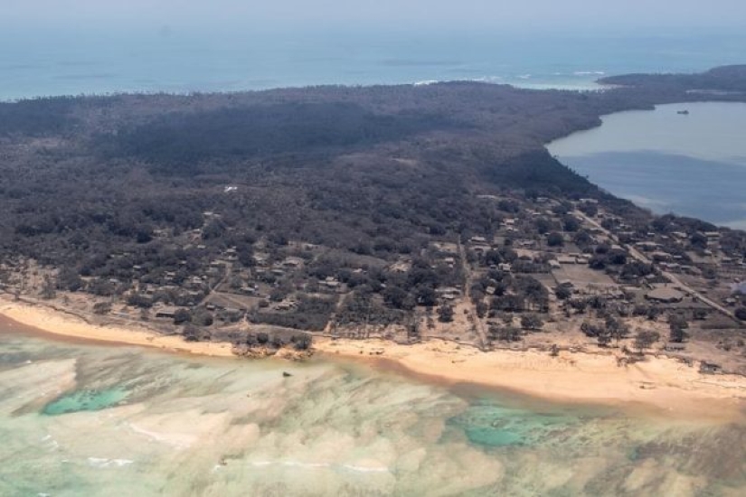 Tsunami-hit Tonga covered in ash