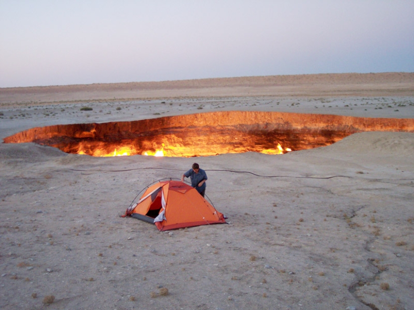 Turkmenistán está buscando una manera de cerrar las "Puertas del Infierno", un cráter de gas que ha estado ardiendo durante 50 años Turkmenistán está buscando una manera de cerrar las "Puertas del Infierno", un cráter de gas que ha estado ardiendo durante 50 años