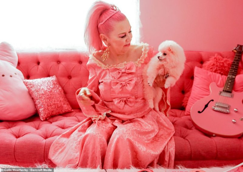 Two loneliness met: The Queen of Pink and Miss Sunny became best friends