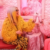 Two loneliness met: The Queen of Pink and Miss Sunny became best friends