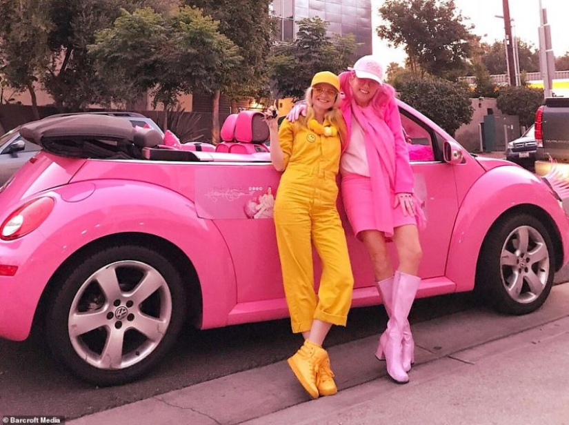 Two loneliness met: The Queen of Pink and Miss Sunny became best friends