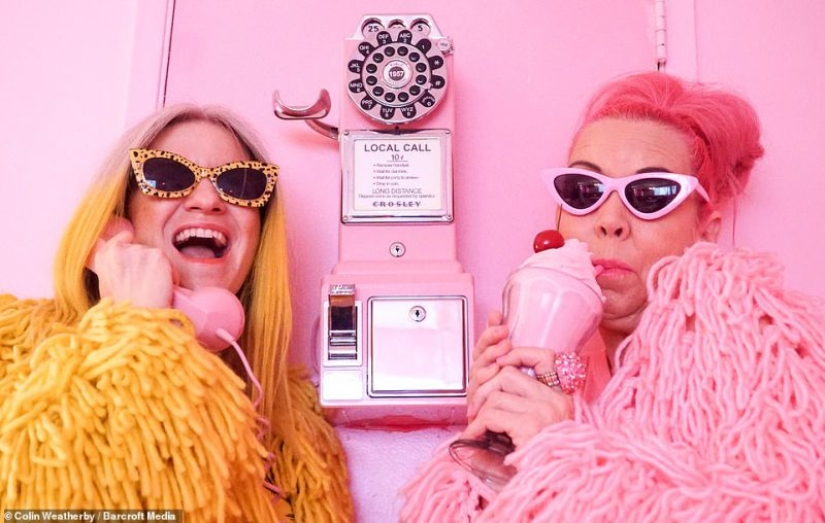 Two loneliness met: The Queen of Pink and Miss Sunny became best friends