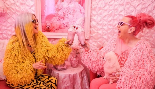 Two loneliness met: The Queen of Pink and Miss Sunny became best friends Two loneliness met: The Queen of Pink and Miss Sunny became best friends