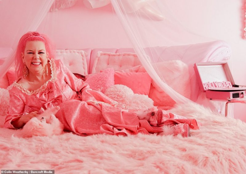 Two loneliness met: The Queen of Pink and Miss Sunny became best friends