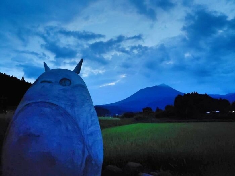 Un abuelo y una abuela de Japón construyeron una parada en forma de Totoro para su nieta Un abuelo y una abuela de Japón construyeron una parada en forma de Totoro para su nieta