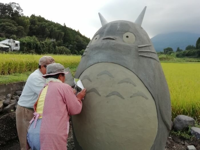 Un abuelo y una abuela de Japón construyeron una parada en forma de Totoro para su nieta Un abuelo y una abuela de Japón construyeron una parada en forma de Totoro para su nieta