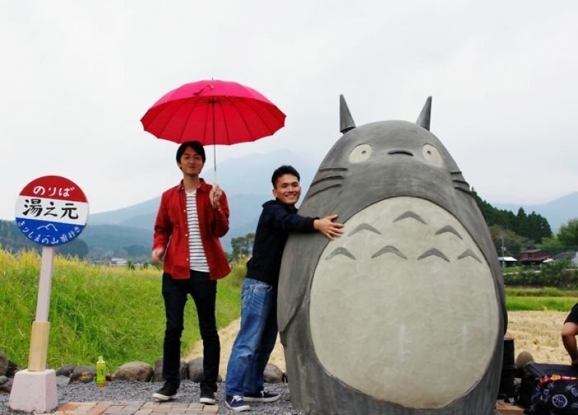Un abuelo y una abuela de Japón construyeron una parada en forma de Totoro para su nieta Un abuelo y una abuela de Japón construyeron una parada en forma de Totoro para su nieta
