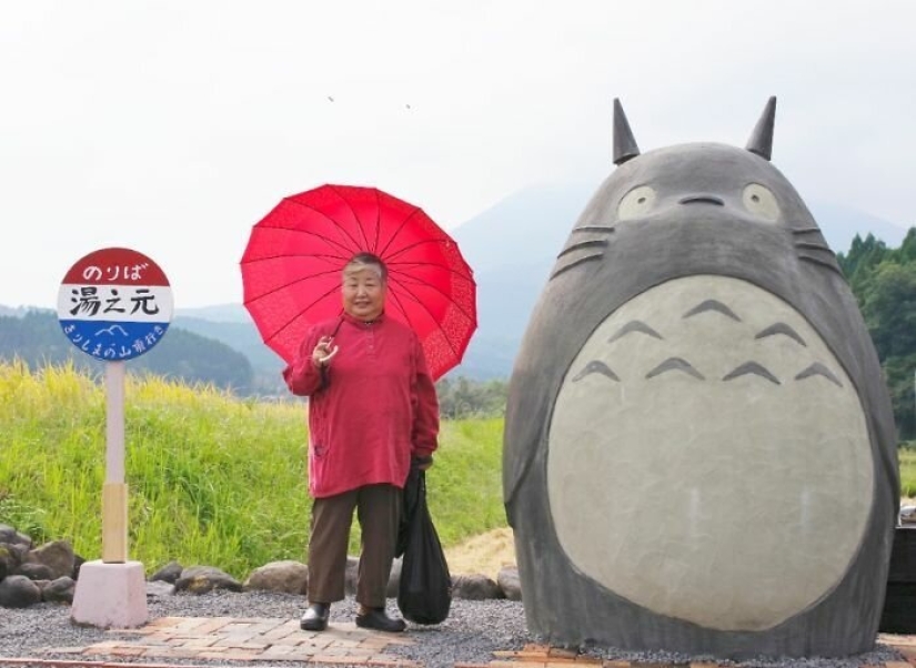 Un abuelo y una abuela de Japón construyeron una parada en forma de Totoro para su nieta Un abuelo y una abuela de Japón construyeron una parada en forma de Totoro para su nieta