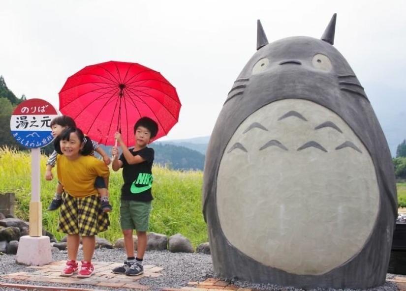 Un abuelo y una abuela de Japón construyeron una parada en forma de Totoro para su nieta Un abuelo y una abuela de Japón construyeron una parada en forma de Totoro para su nieta