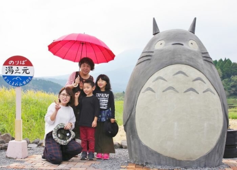 Un abuelo y una abuela de Japón construyeron una parada en forma de Totoro para su nieta Un abuelo y una abuela de Japón construyeron una parada en forma de Totoro para su nieta
