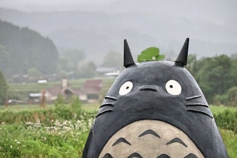 Un abuelo y una abuela de Japón construyeron una parada en forma de Totoro para su nieta Un abuelo y una abuela de Japón construyeron una parada en forma de Totoro para su nieta