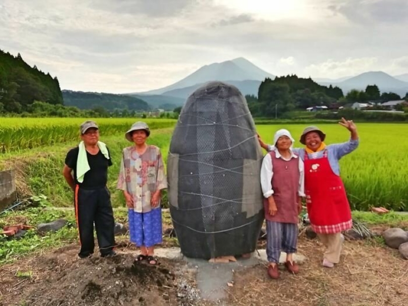 Un abuelo y una abuela de Japón construyeron una parada en forma de Totoro para su nieta Un abuelo y una abuela de Japón construyeron una parada en forma de Totoro para su nieta