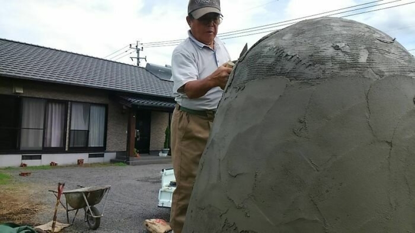 Un abuelo y una abuela de Japón construyeron una parada en forma de Totoro para su nieta Un abuelo y una abuela de Japón construyeron una parada en forma de Totoro para su nieta