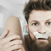 Un accesorio milagroso para un bigote hipster