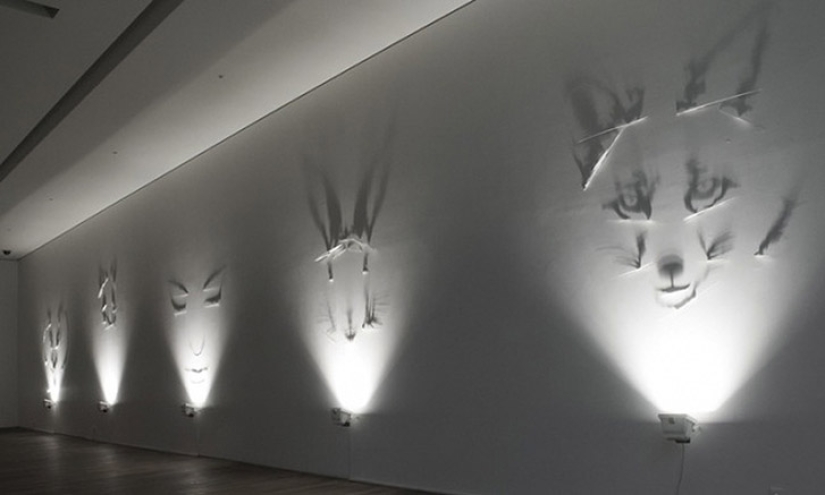 Un artista que pinta con una sombra