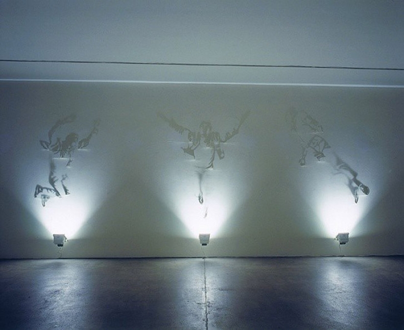 Un artista que pinta con una sombra