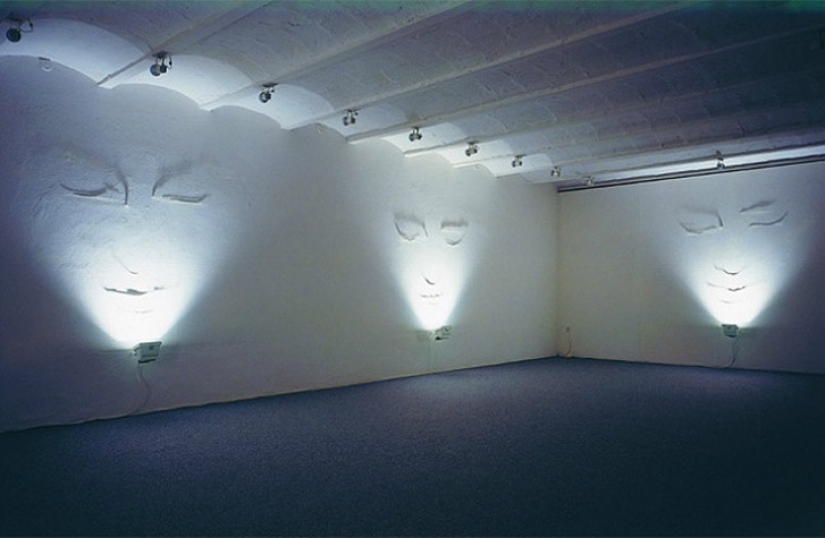 Un artista que pinta con una sombra