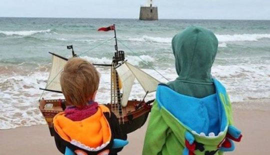 Un barco de juguete de Escocia casi cruza el océano Atlántico, pero su batería se agota Un barco de juguete de Escocia casi cruza el océano Atlántico, pero su batería se agota