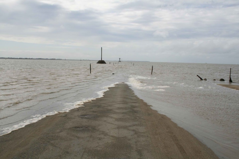 Un camino increíble que pasa bajo el agua dos veces al día Un camino increíble que pasa bajo el agua dos veces al día