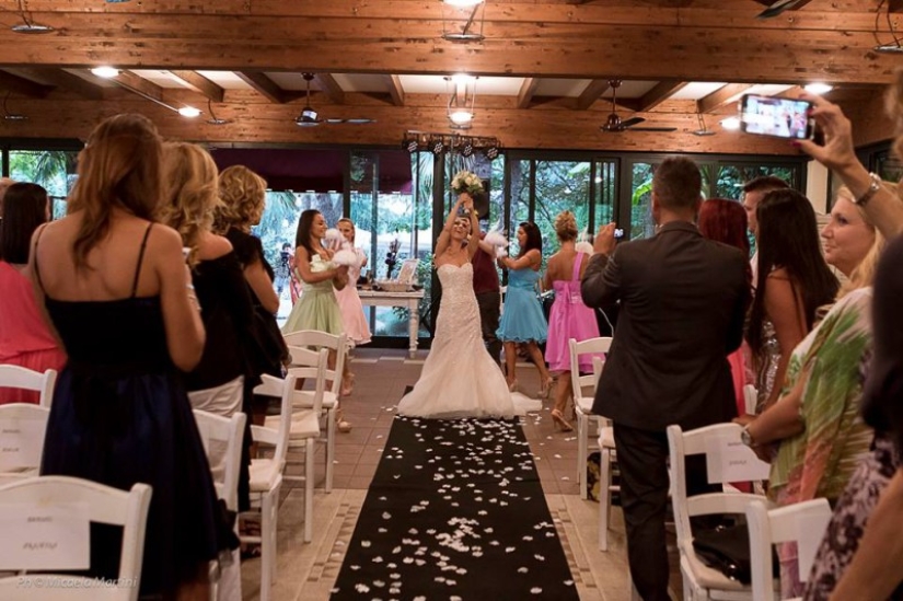 Un cuento de hadas sin príncipe: una mujer italiana se casó sola